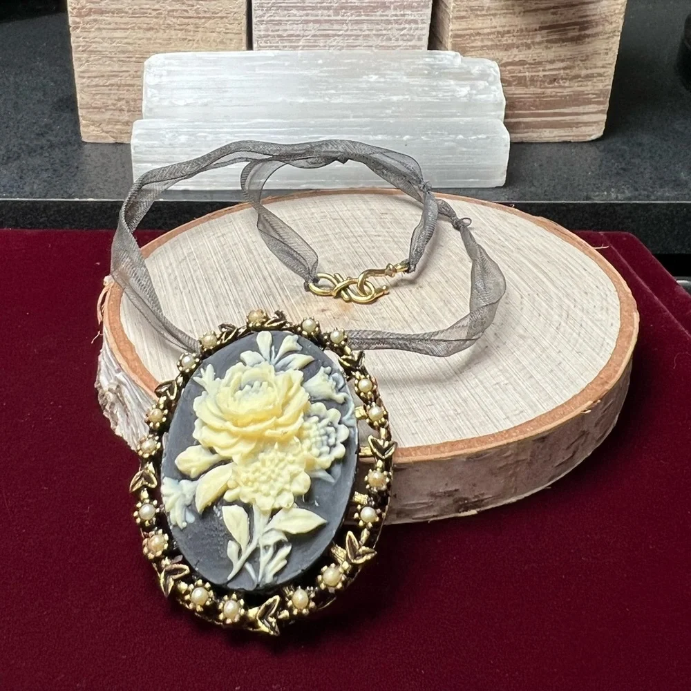 VTG| Floral Cameo Necklace 🌷🪷